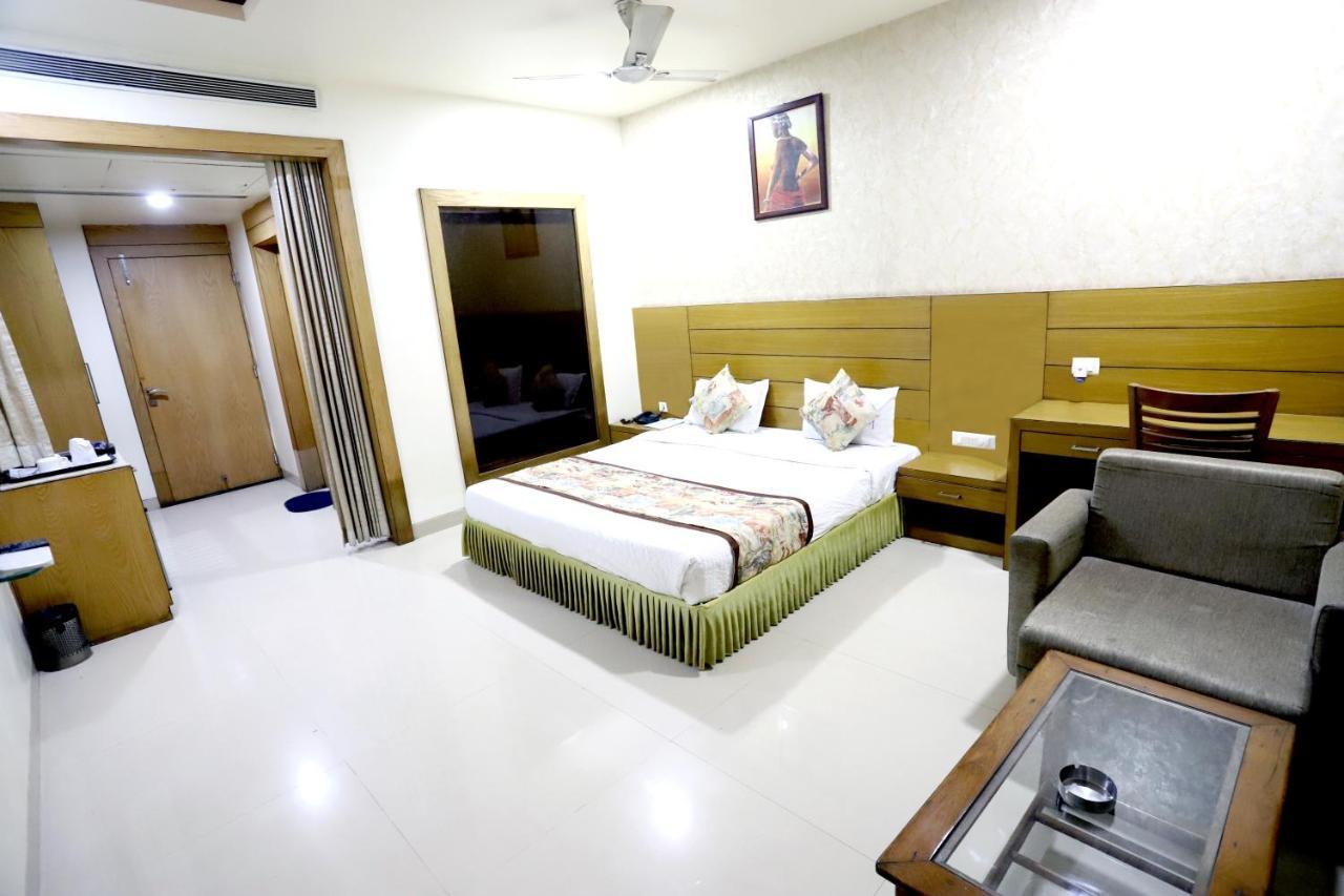 Hotel Blue Pearl Bhopal Buitenkant foto