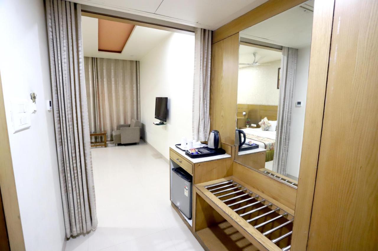 Hotel Blue Pearl Bhopal Buitenkant foto