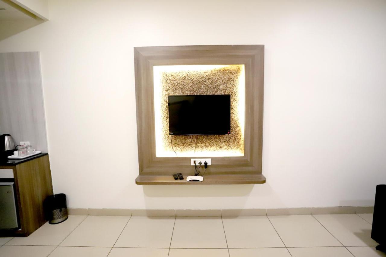 Hotel Blue Pearl Bhopal Buitenkant foto