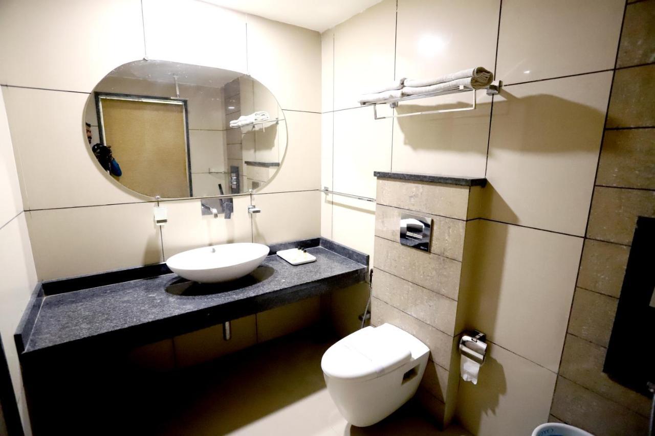 Hotel Blue Pearl Bhopal Buitenkant foto