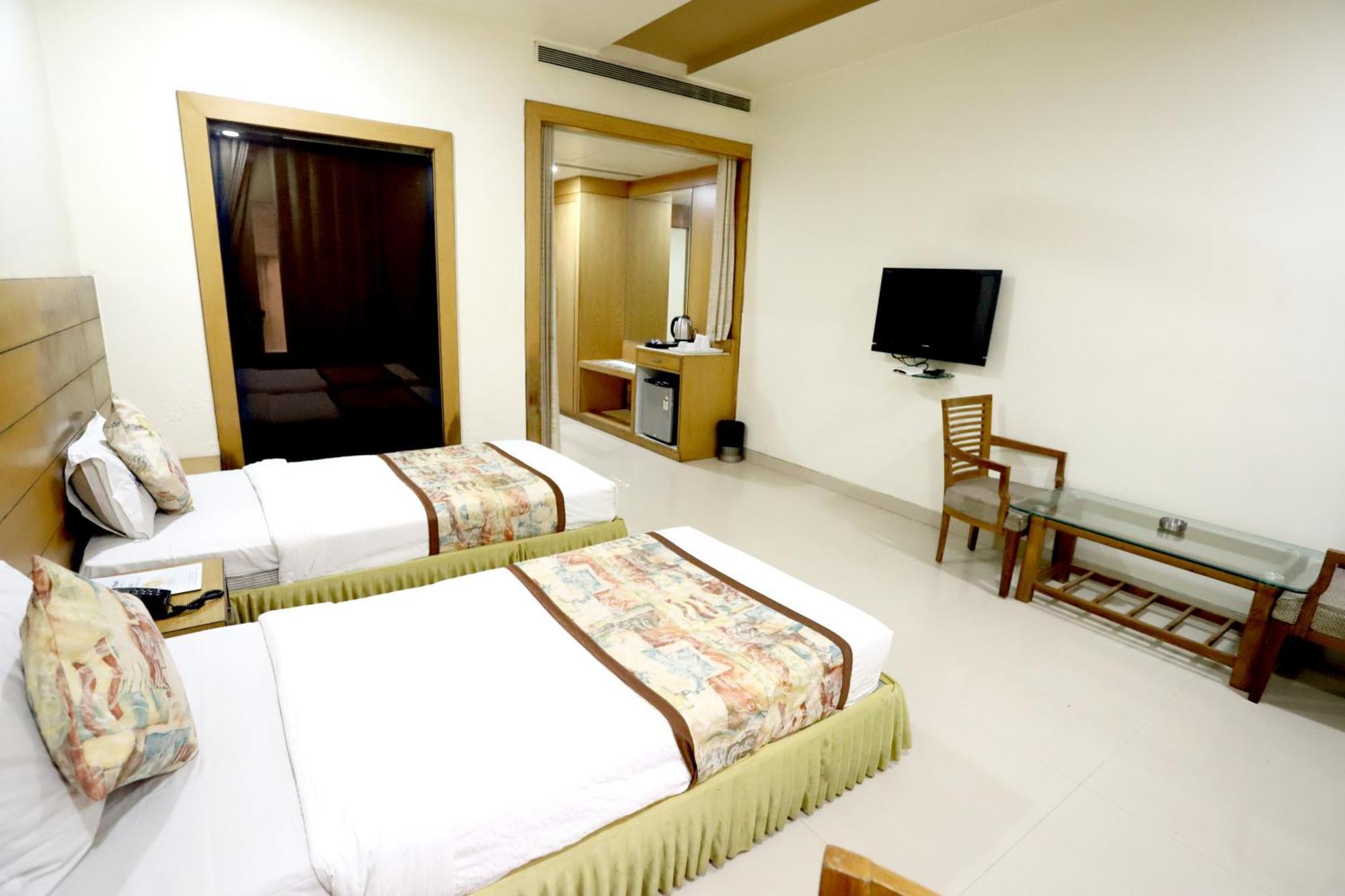 Hotel Blue Pearl Bhopal Buitenkant foto